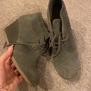 TOMS Boots Womens Desert Wedge Ankle Bootie Gray Suede Lace Up Perforated